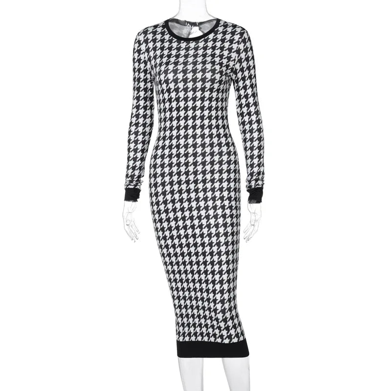 Forfra på mannequin: fuld længde houndstooth midikjole med sorte ribkanter ved hals og manchetter — Venzelo