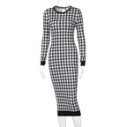 Forfra på mannequin: fuld længde houndstooth midikjole med sorte ribkanter ved hals og manchetter — Venzelo