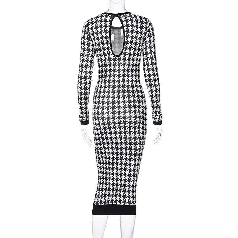 Bagfra på mannequin: dyb åben ryg-detalje på houndstooth midikjole med sort ribbekant i hem — Venzelo