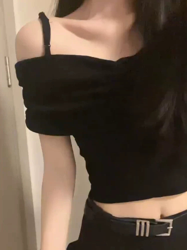 Sort skulderfri crop top der viser kort længde over taljen, nærbillede — Venzelo