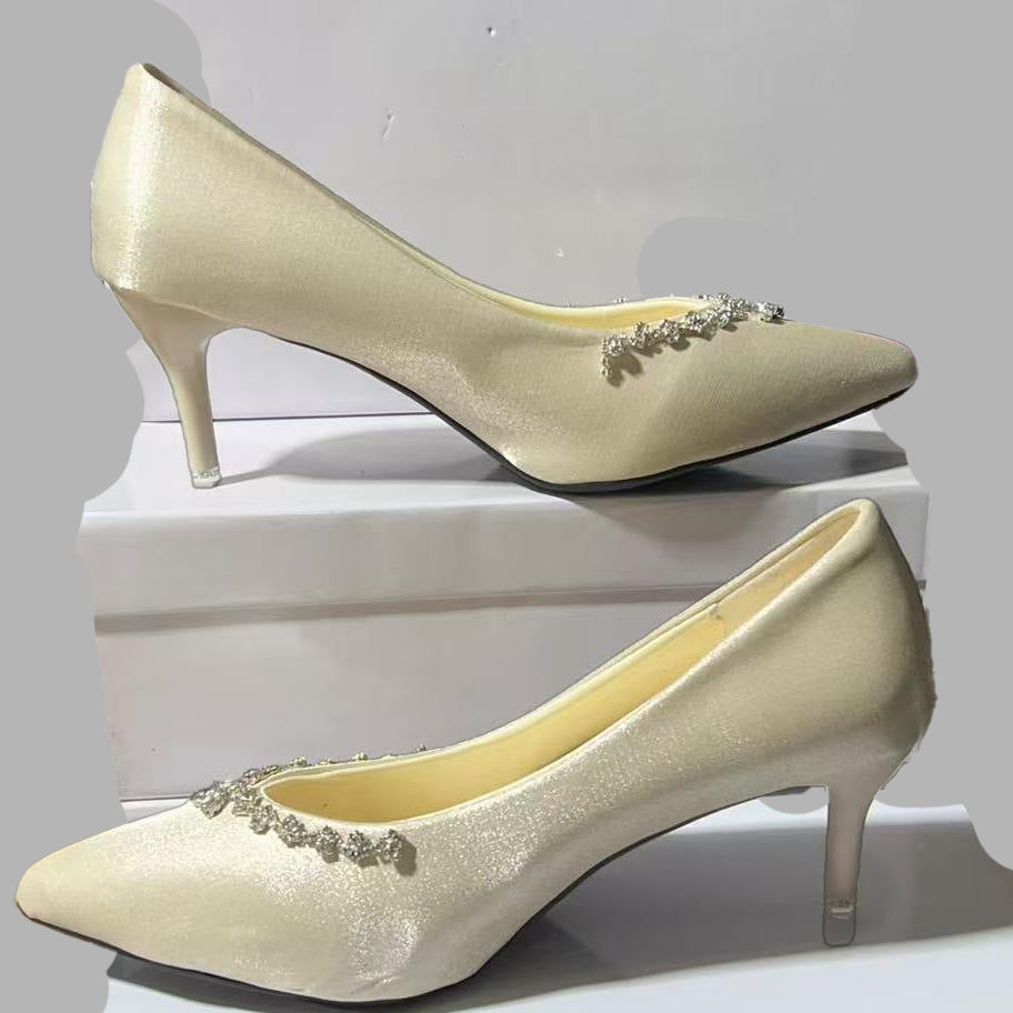 Cremehvid pumps med rhinsten og lav kitten heel set fra siden — Venzelo