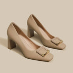 Beige pumps med firkantet tå og guldspænde, par set fra skrå vinkel — Venzelo