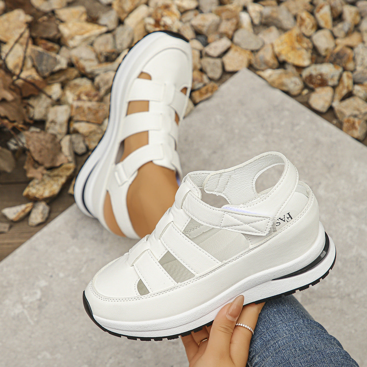 Hvid lukket gladiatorsandal med velcrostrop og hvid platformssål – Venzelo