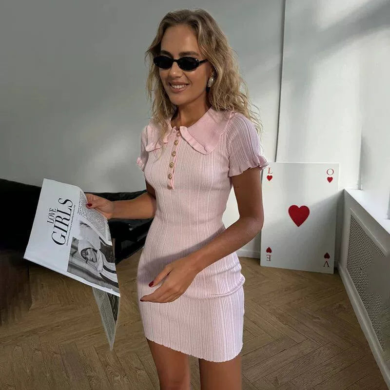 Rosa ribbet minikjole med flæsekrave, model holder magasin, hverdagslook — Venzelo