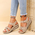 Taupe kilehæl sandal med dobbelt velcroremme og åben tå set forfra — Venzelo