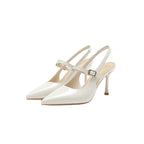 Cremehvid blank spidssnudet slingback sandal med stilethæl og guldspænde, produktfoto — Venzelo