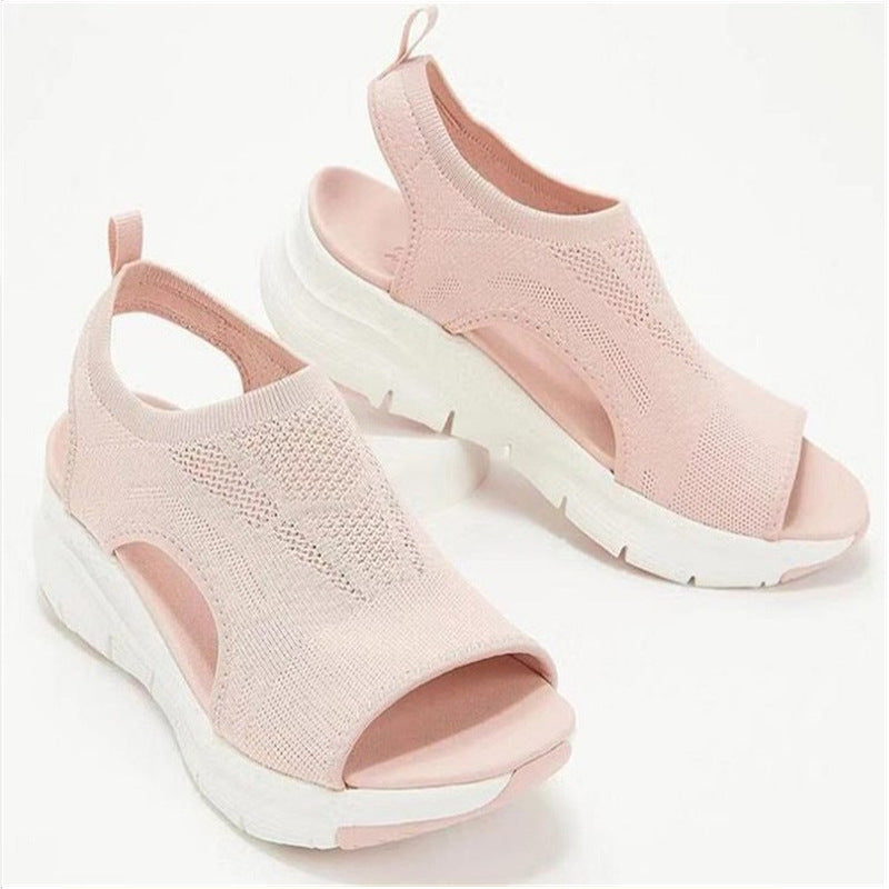 Rosa sandal med åben tå, slingback-design og let kilehæl — Venzelo