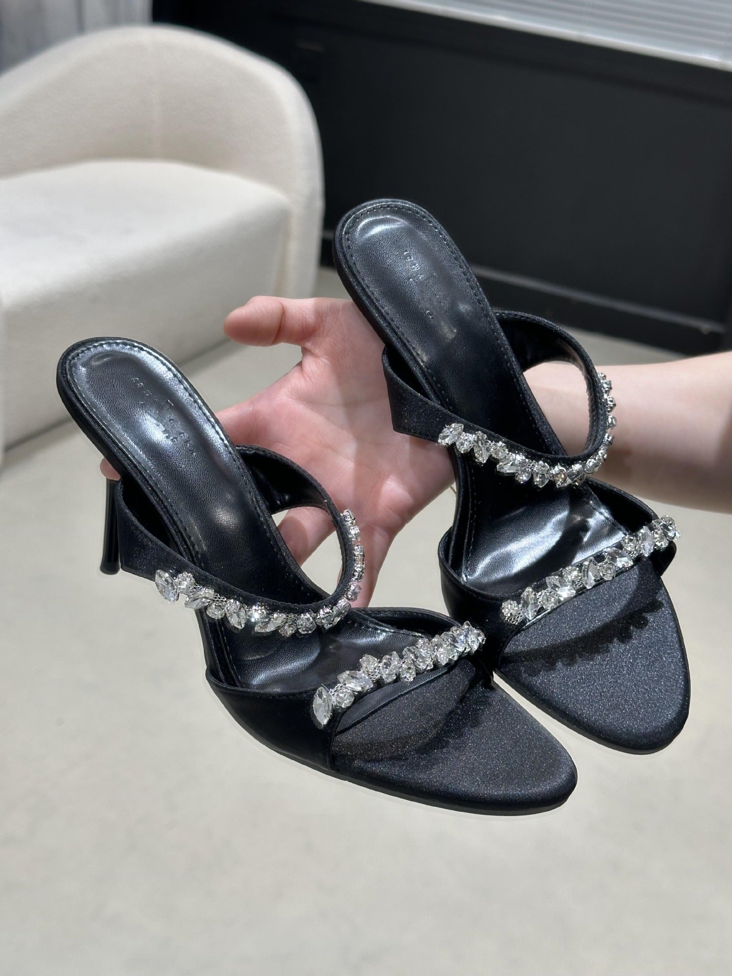 Sort stiletmule med rhinsten-remme og åben tå set forfra — Venzelo