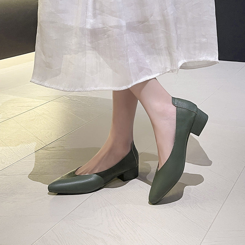 Beige spidssnudet pumps med blokhæl holdt i hånden, viser sideprofil og hældetalje — Venzelo