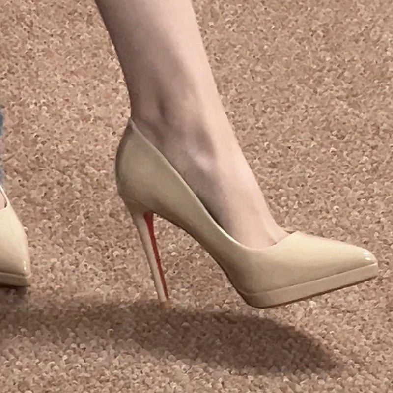 Nude lakeret stiletpumps med spids tå og rød hælkant set fra siden — Venzelo
