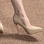 Nude lakeret stiletpumps med spids tå og rød hælkant set fra siden — Venzelo