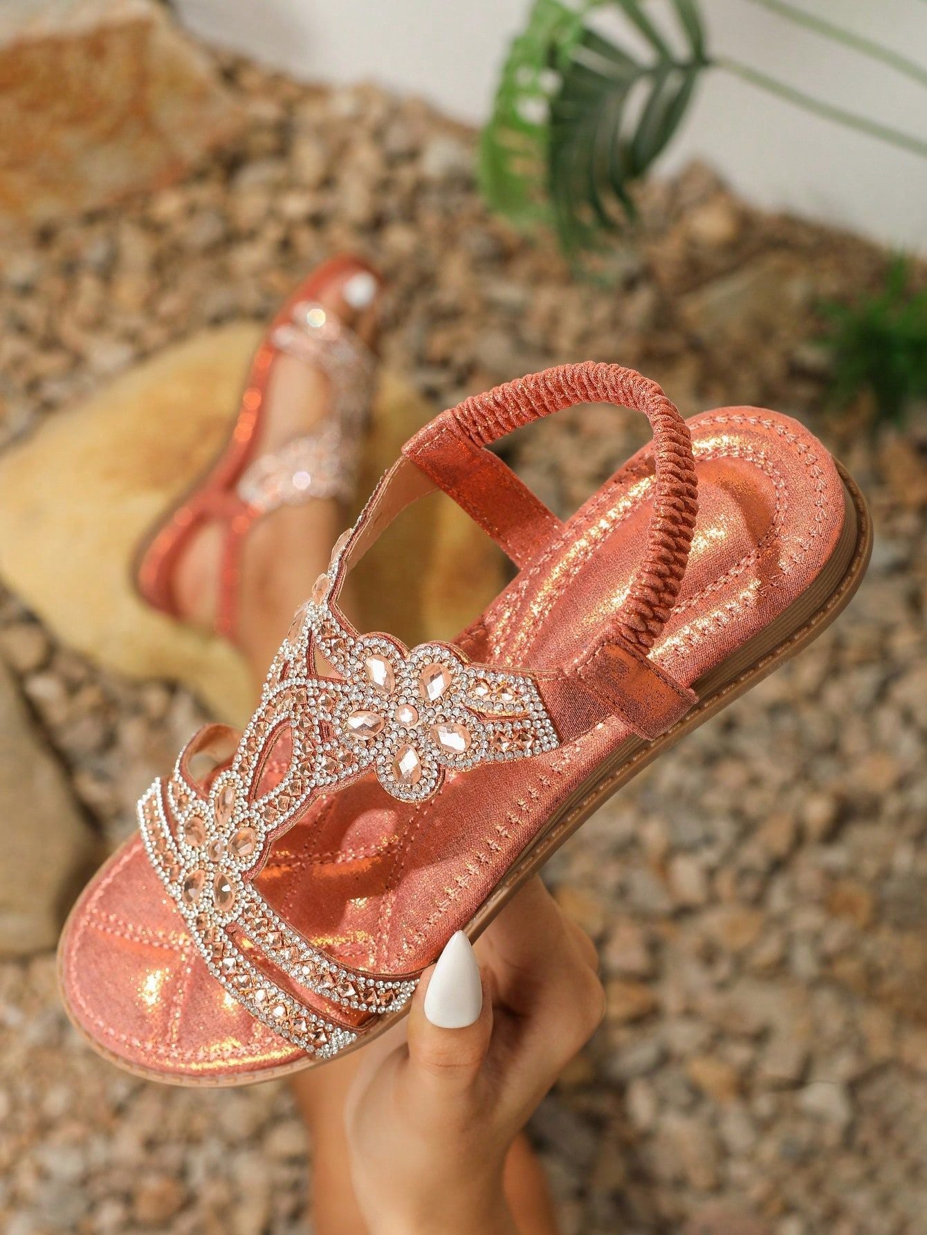 Grå metallic sandal med sølv rhinsten blomsterrem, set oppefra og på fod — Venzelo