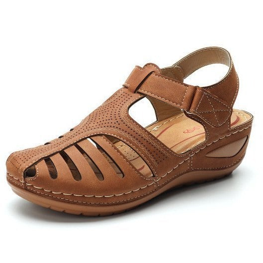 Fersken lukket kilehæls sandal med udskåret overdel og slingback — Venzelo