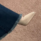 Nude stiletpumps med spids tå stylet med mørkeblå frynset jeans set forfra — Venzelo
