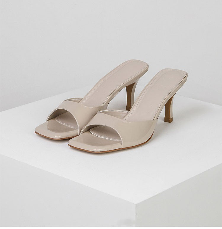 Beige lakeret mule med stilethæl og firkantet tå set fra siden — Venzelo