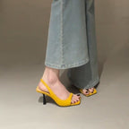 Gul slingback sandal med firkantet tå og slingback-rem set fra siden på model med jeans — Venzelo