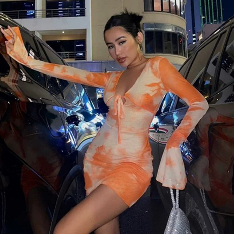 Kvinde iført orange tie-dye minikjole med flæseærmer til aften — Venzelo