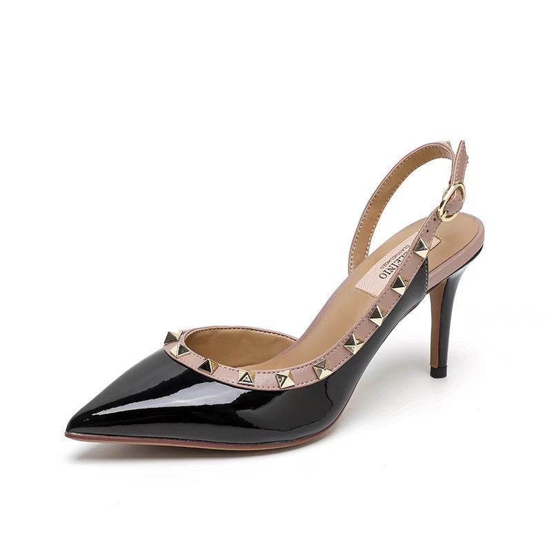 Sorte lakerede slingback stiletter med nitterdetaljer set fra siden i spejl — Venzelo