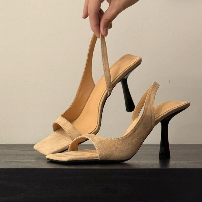 Nude slingback sandal med firkantet tå og slank stilethæl holdt op og set fra siden — Venzelo