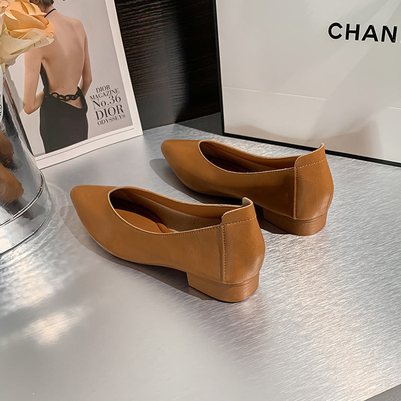 Cognac spidssnudede pumps med blokhæl set bagfra, viser hældetalje — Venzelo