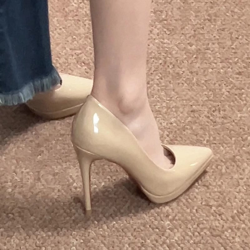 Nude lakeret stiletpumps med platform og smal stilethæl set bagfra — Venzelo