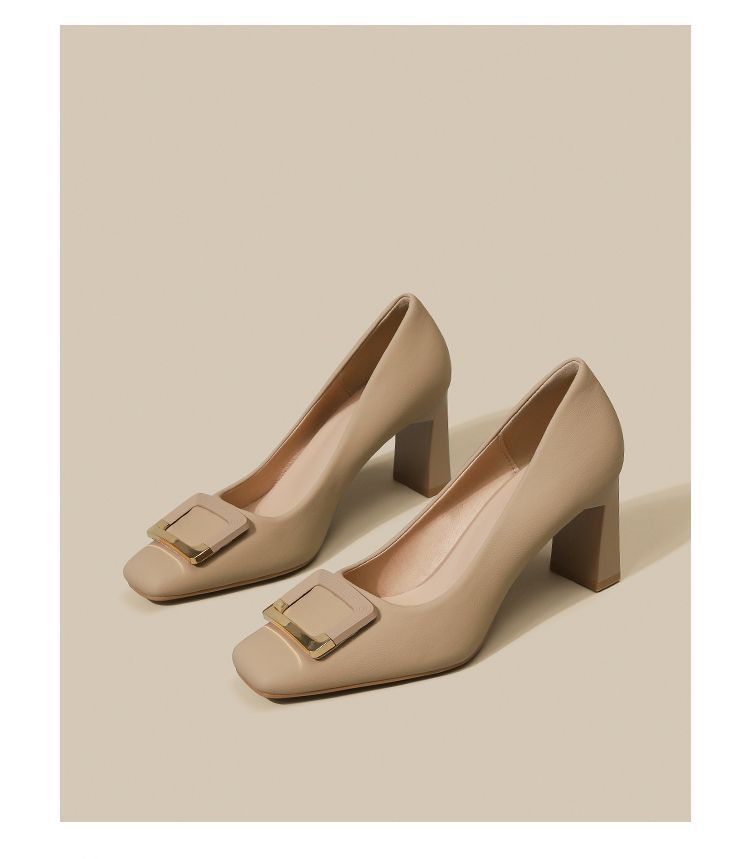 Beige blokhæl pumps med guldspændedetalje på tåen, par set fra siden — Venzelo