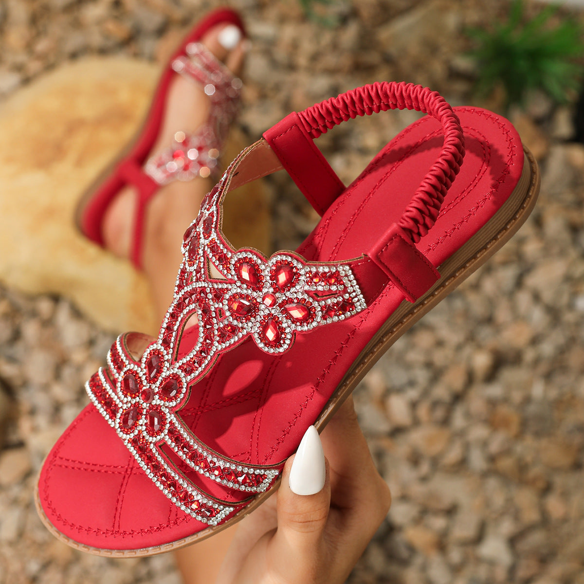 Grå metallic sandal med sølv rhinsten blomsterrem, set oppefra og på fod — Venzelo