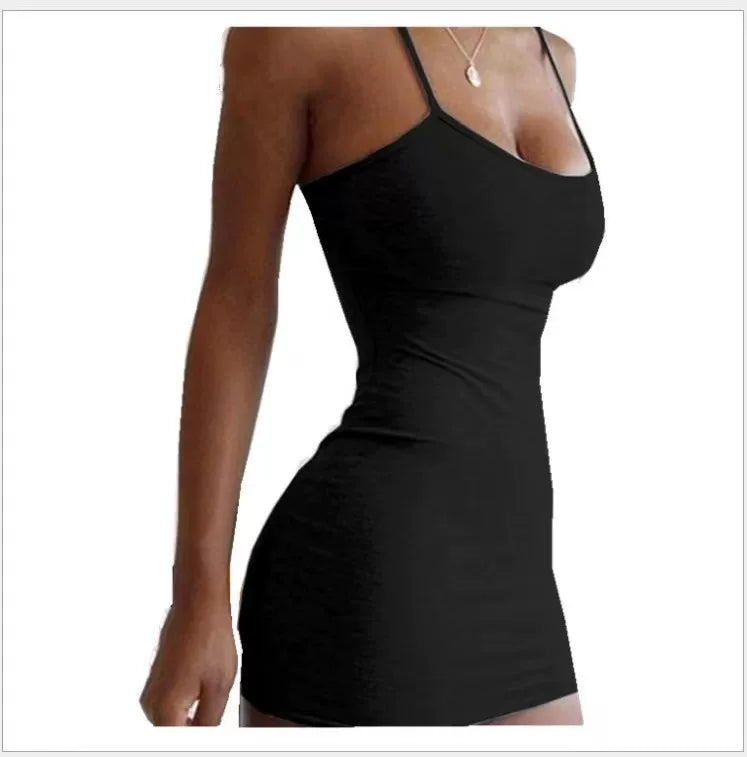 Sort tætsiddende minikjole med smalle stropper og rund udskæring, sidevisning — Venzelo