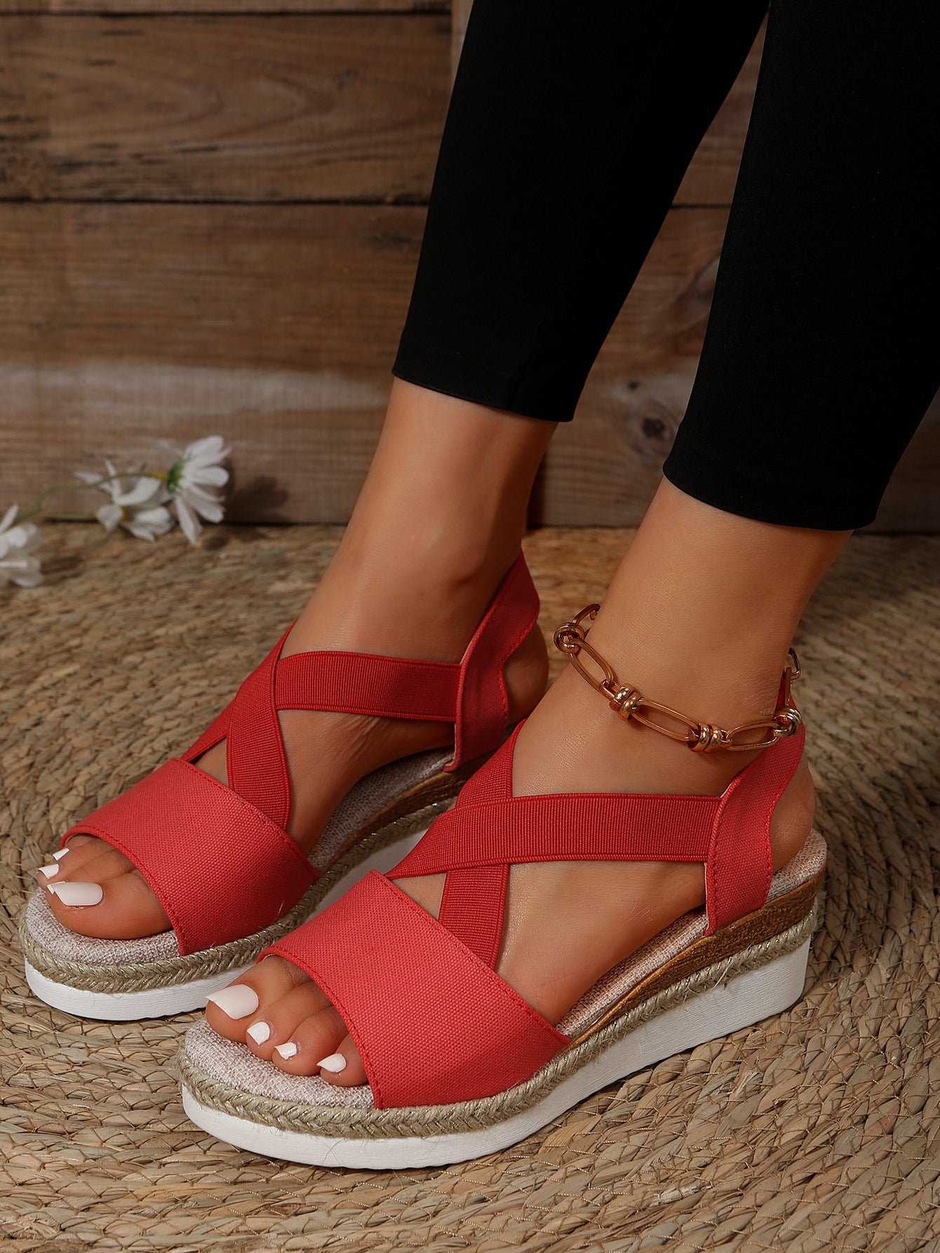 Rød krydsrem kile-sandal med flettesål på model — Venzelo