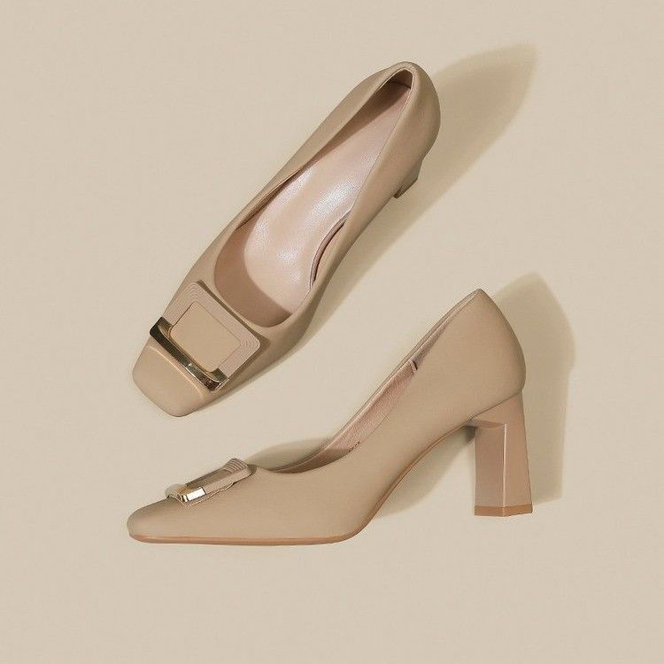 Beige pumps set fra oven og siden, firkantet tå med kvadratisk guldspænde synlig — Venzelo