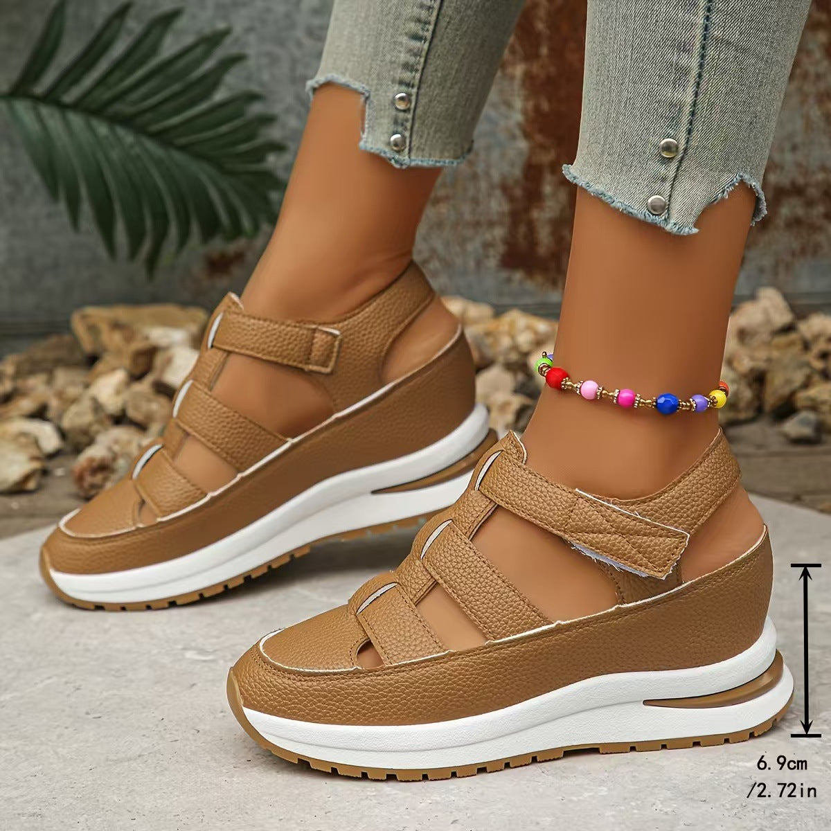 Cognac gladiatorsandal med platformssål på ca. 6,9 cm vist på model – Venzelo