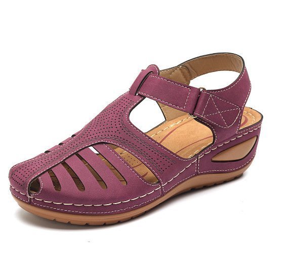 Lilla lukket kilehæls sandal med udskåret mønster og velcrolukking — Venzelo