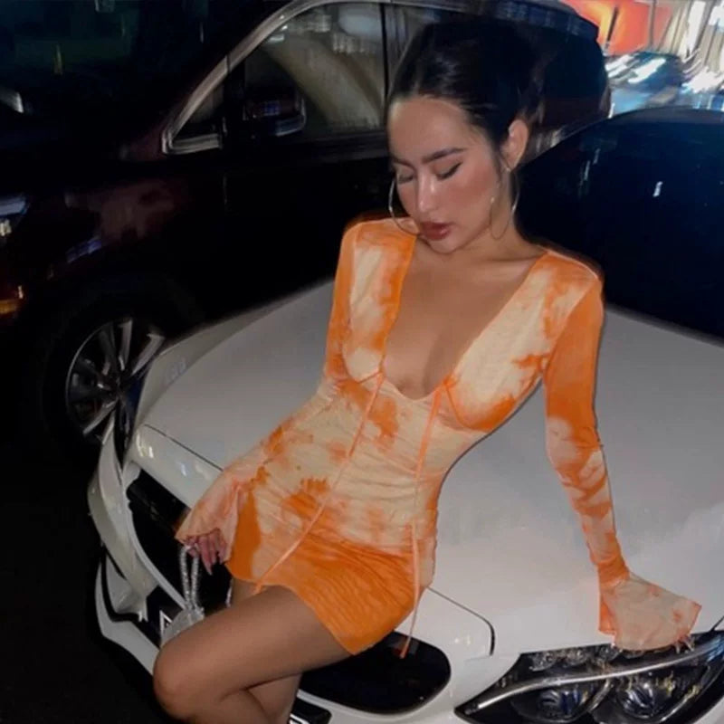 Tætsiddende orange tie-dye minikjole med dyb udskæring og lange ærmer, festlook — Venzelo