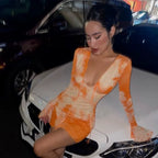 Tætsiddende orange tie-dye minikjole med dyb udskæring og lange ærmer, festlook — Venzelo