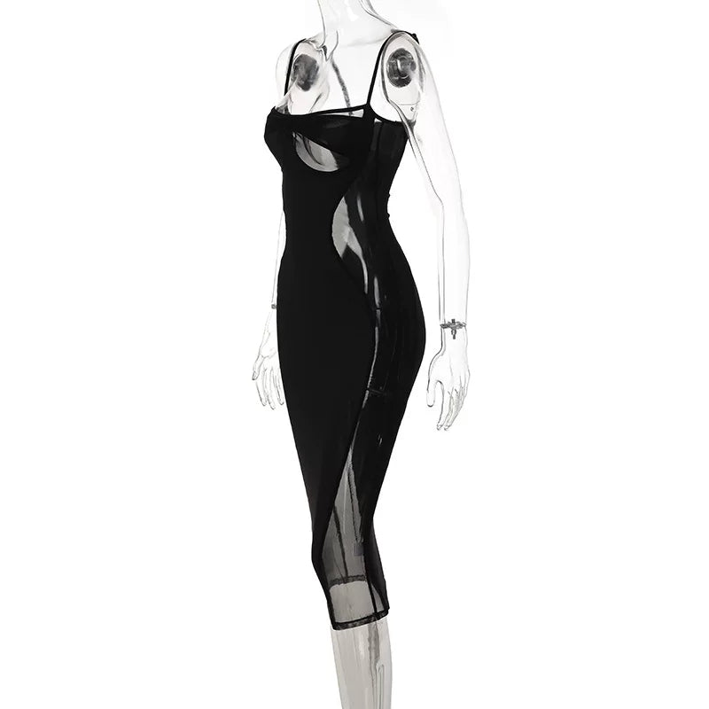 Sort midikjole med mesh-indsatser på mannequin, sidedetalje med justerbare stropper — Venzelo