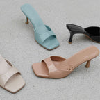 Fire farver lakerede mules — nude, sort, beige og mint — set oppefra — Venzelo