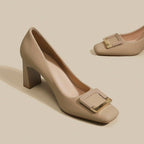 Beige pumps med firkantet tå og kvadratisk guldspænde, set fra siden med blokhæl — Venzelo