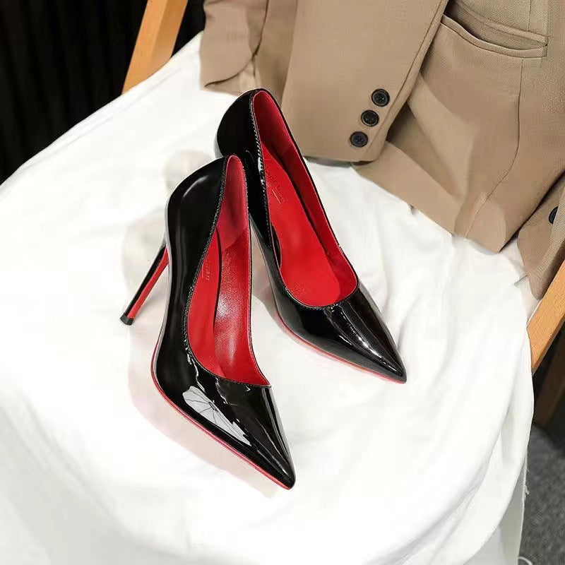 Sort blank pumps med rød indersål og spids tå set fra siden — Venzelo