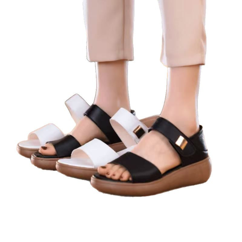Sort og hvid sandal i begge farver vist side om side på model — Venzelo