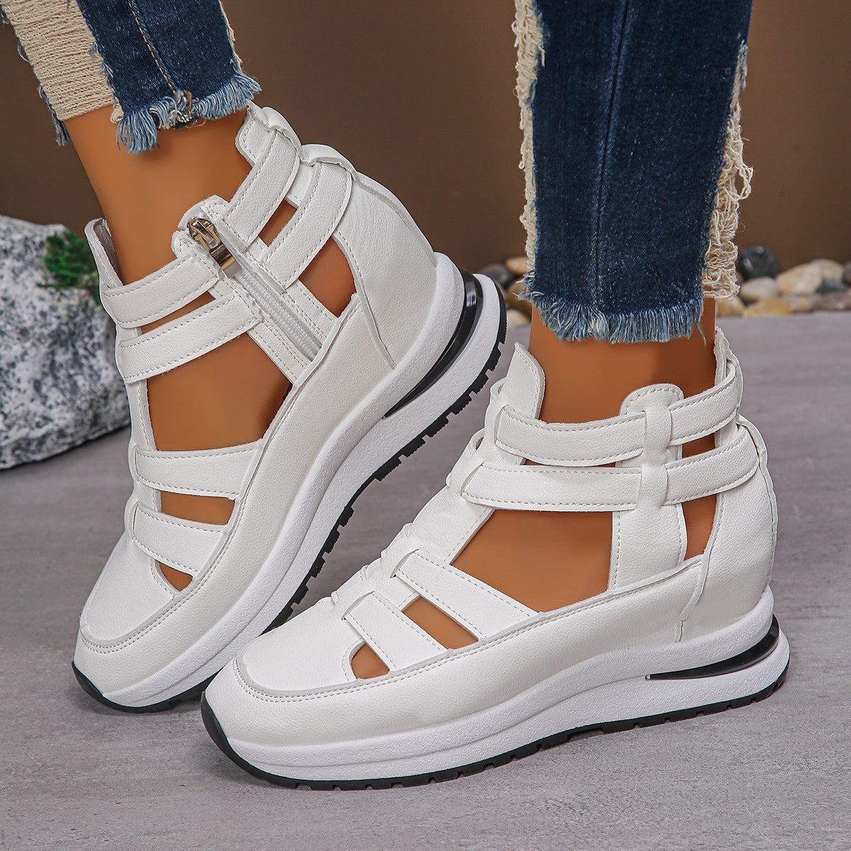 Hvid gladiator platformssandal med velcro og platform set forfra på model — Venzelo