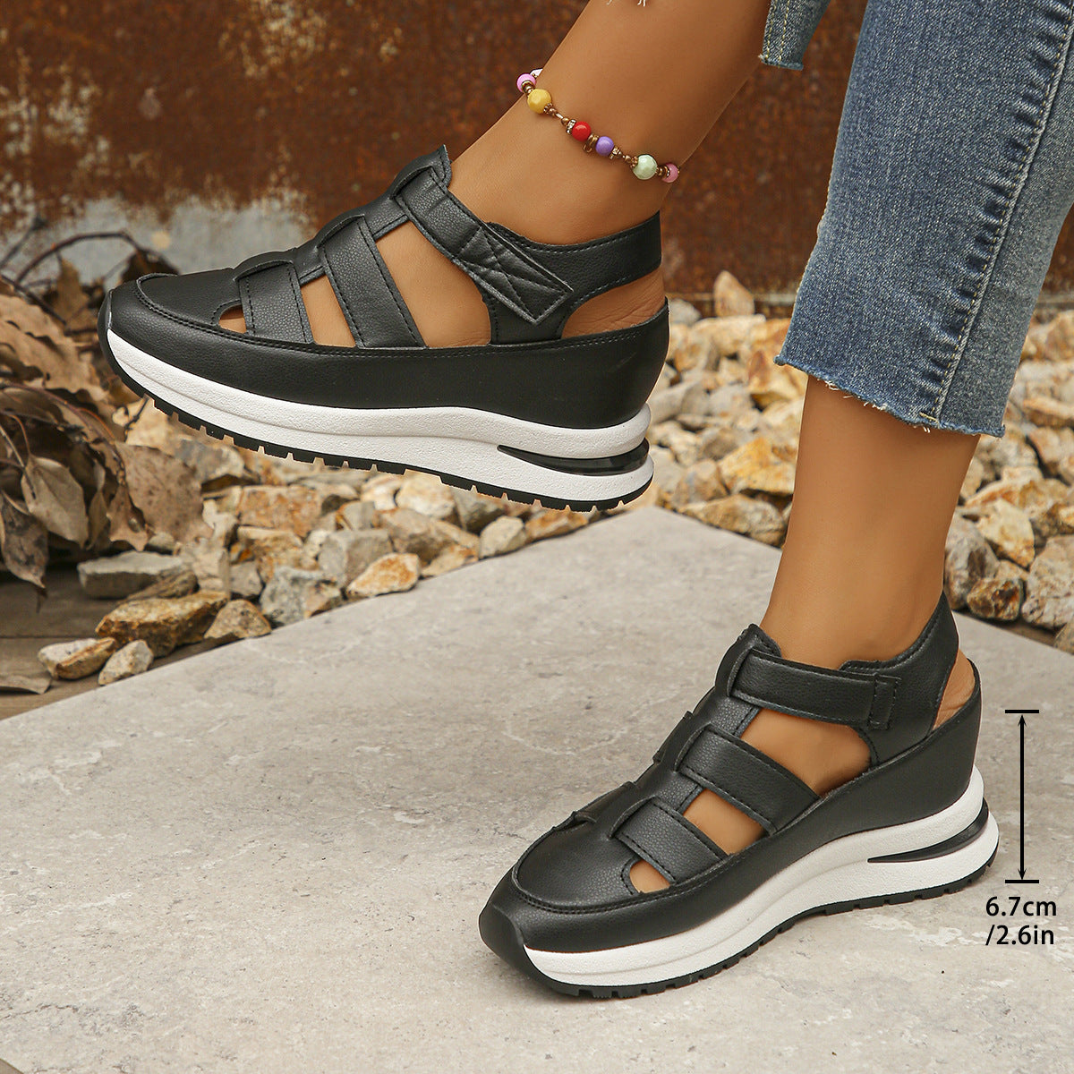 Sort gladiatorsandal med platformssål på 6,7 cm vist fra siden på model – Venzelo