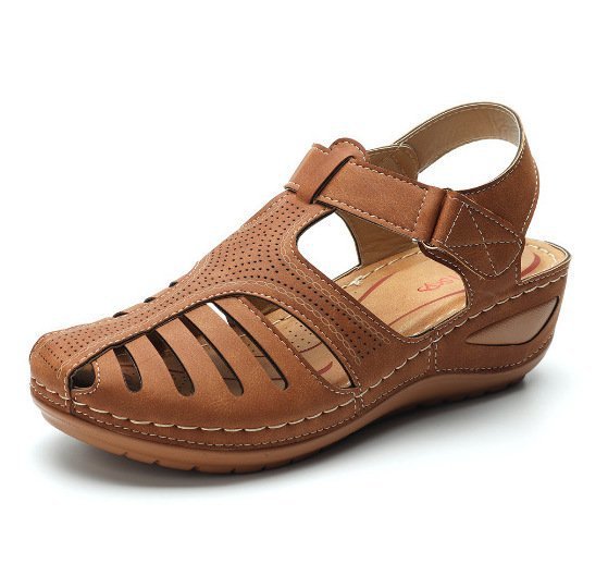 Cognac lukket kilehæls sandal med synlige sømdetaljer og velcrostrop — Venzelo