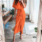 Orange maxikjole med knaplukning og rynket front, modelfoto — Venzelo