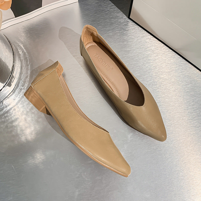 Beige spidssnudede pumps med lav blokhæl set fra siden og oppefra — Venzelo