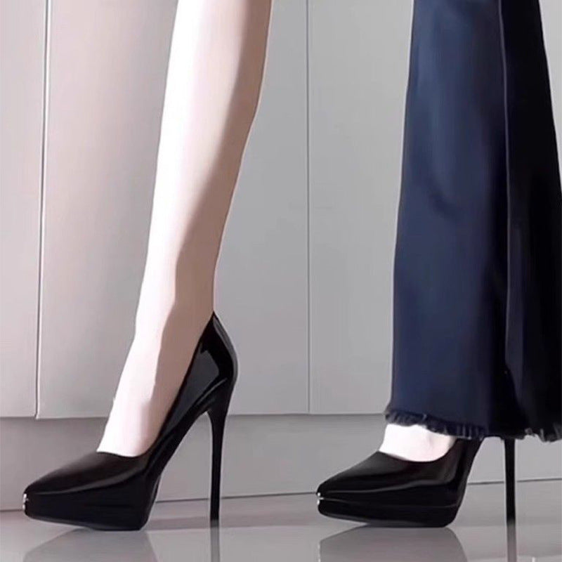 Sort og nude lakeret stiletpumps med spids tå og platform stylet med lange bukser — Venzelo