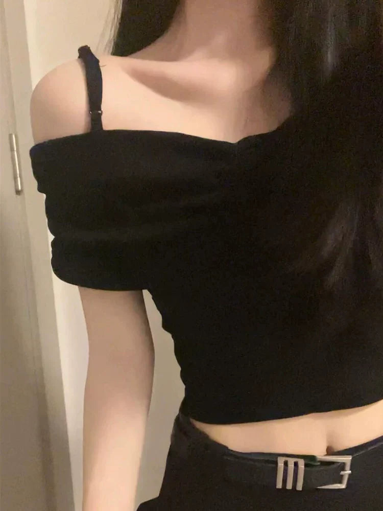 Sort skulderfri crop top med justerbar strop set forfra tæt på — Venzelo