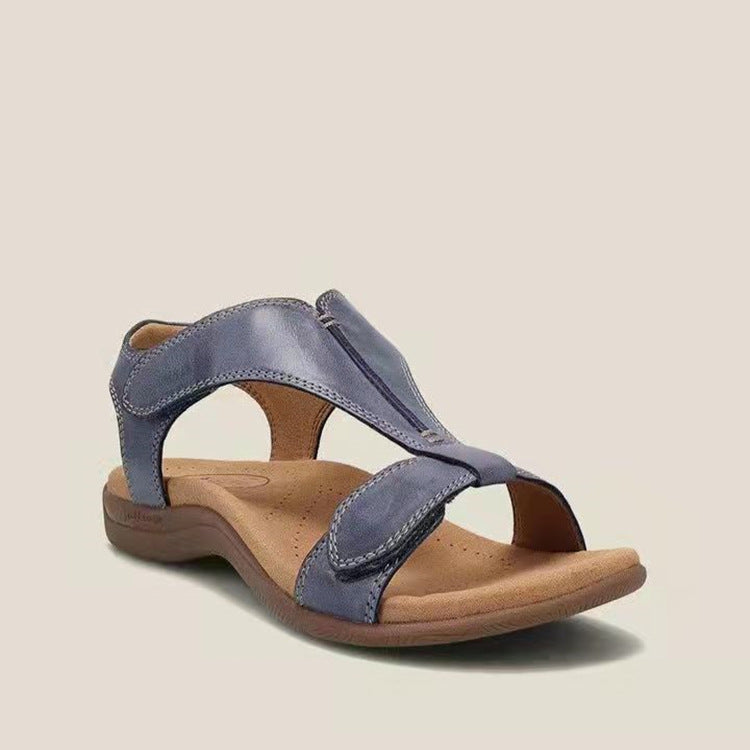 Marineblå flad sandal med velcrolukninger og åben tå, produktfoto fra siden — Venzelo