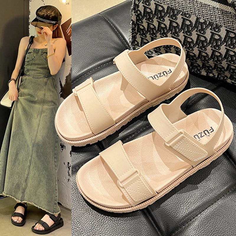 Beige sandal vist på model iført denimkjole samt nærbillede af sandal på sort lædersæde — Venzelo