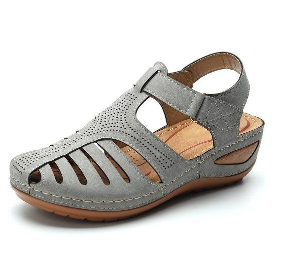 Grå lukket sandal med kilehæl og gennemhullet overdel til kvinder — Venzelo