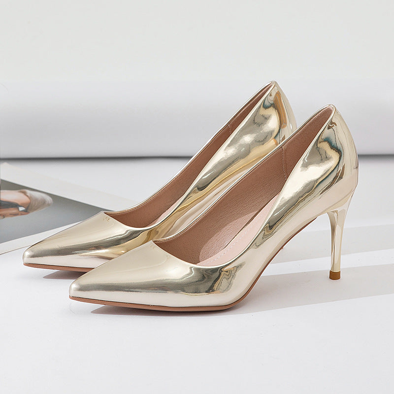 To guld metalliske pumps med spids tå set fra siden — Venzelo